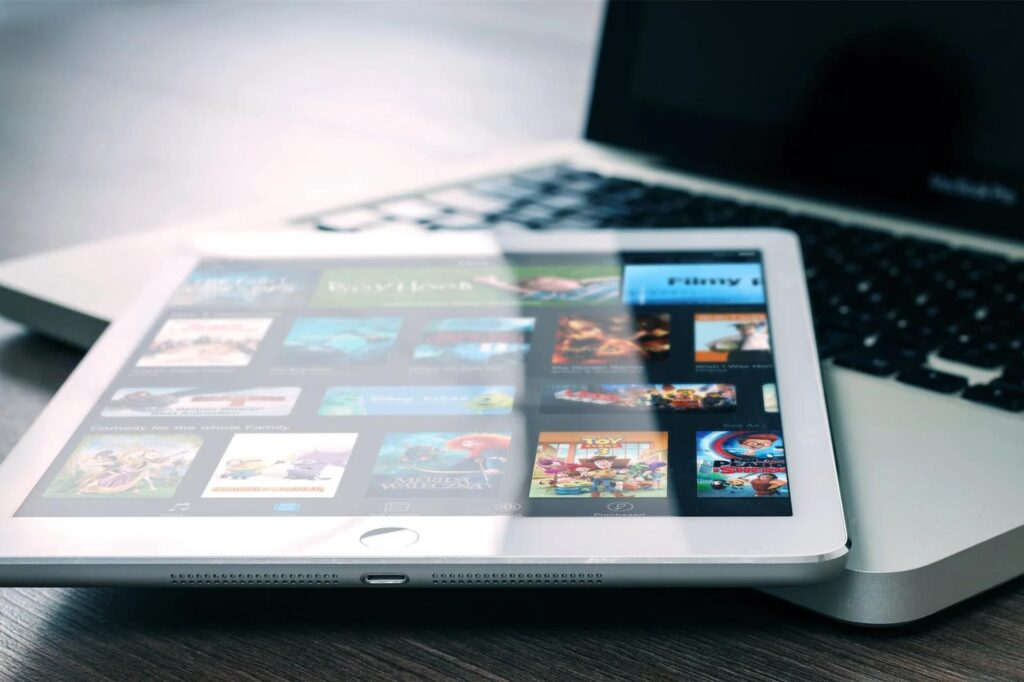 tablet liegt auf einem laptop