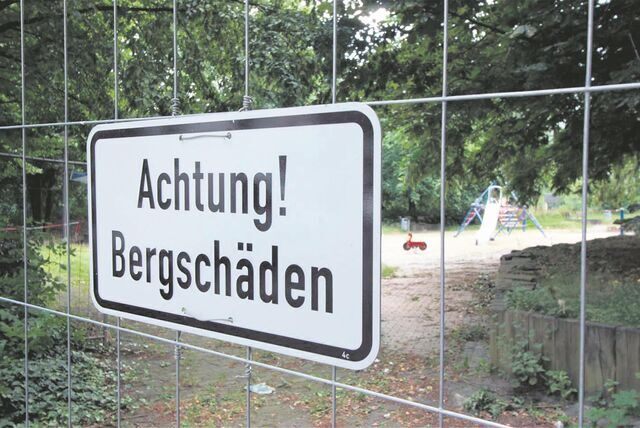 Ein Schild mit der Aufschrift „Achtung Bergschäden“