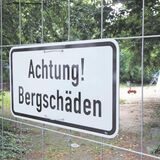 Ein Schild mit der Aufschrift „Achtung Bergschäden“