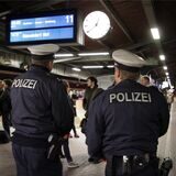 Drei Frauen wurden in einem Regionalexpress von Hamm nach Dortmund sexuell belästigt. Am Dortmunder Hauptbahnhof nahmen Bundespolizisten den Täter in Empfang. (Symbolbild)