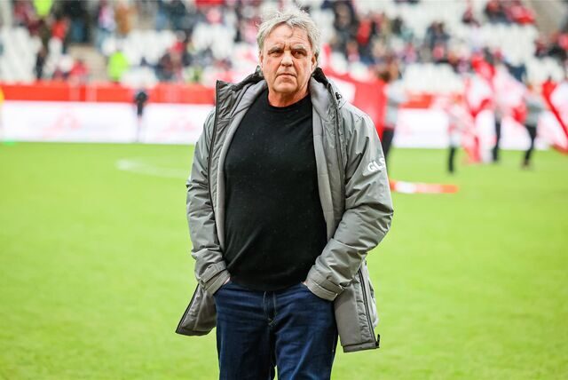 Ingo Preuß blickt Richtung Tribüne.