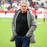 Ingo Preuß blickt Richtung Tribüne.