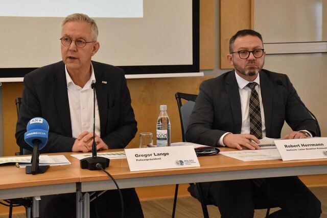 Polizeipräsident Gregor Lange (l.) hat am Dienstag (21.2.) die neue Kriminalstatistik für Dortmund vorgestellt.