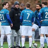 Toni Molina (mit Mütze) kam im Oktober 2022 als Trainer in die Erin-Kampfbahn.