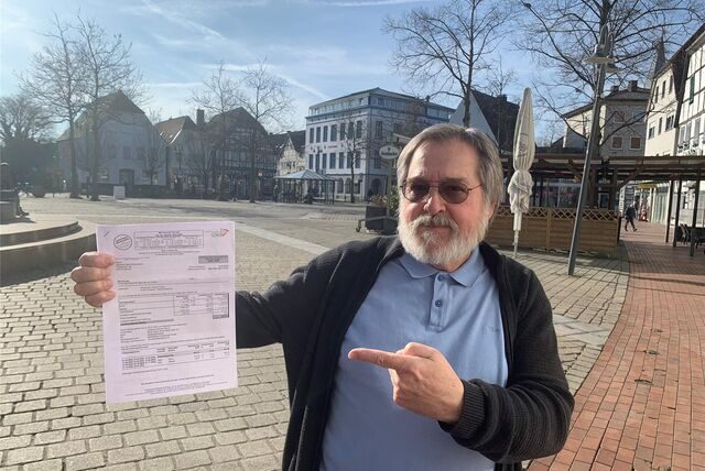Heinrich Gerd Ehresmann mit seiner aktuellen Stromrechnung. Die monatlichen Abschlagszahlungen liegen bei 750 Euro.