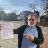 Heinrich Gerd Ehresmann mit seiner aktuellen Stromrechnung. Die monatlichen Abschlagszahlungen liegen bei 750 Euro.