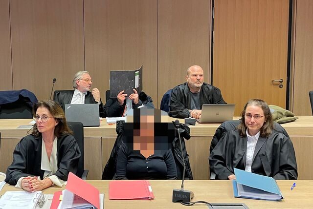 Der angeklagte Arzt (hinten in der Mitte) und seine mitangeklagte Ehefrau (vorne in der Mitte) neben ihren Verteidigern beim Prozessauftakt am 12. Januar. Inzwischen wird das angeklagte Paar durch jeweils einen weiteren Anwalt vertreten.