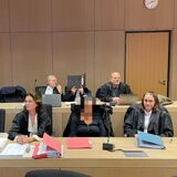 Der angeklagte Arzt (hinten in der Mitte) und seine mitangeklagte Ehefrau (vorne in der Mitte) neben ihren Verteidigern beim Prozessauftakt am 12. Januar. Inzwischen wird das angeklagte Paar durch jeweils einen weiteren Anwalt vertreten.