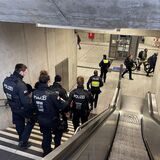 Mehrere Polizisten waren am Dienstagnachmittag (21.2.) wegen einer auffälligen Gruppe in der Innenstadt und am Hauptbahnhof im Einsatz.