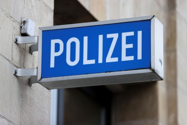Polizeischild an Wache