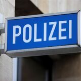 Polizeischild an Wache