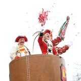 Das Olfener Dreigestirn im Knobelbecher: (v. l.)  Johann Frank Chelmowski, Funkenmariechen Luna Hüning und Prinz Christian Hischer.