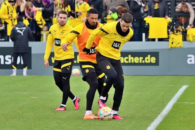 Sebastien Haller im Zweikampf mit Giovanni Reyna.