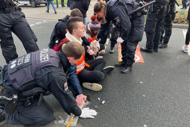 Aktivisten der Gruppe „Letzte Generation“ blockieren eine Straße in Dortmund