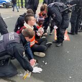 Aktivisten der Gruppe „Letzte Generation“ blockieren eine Straße in Dortmund