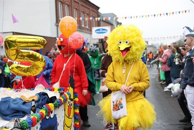 Riesenparty beim Umzug am Nelkendienstag durch Olfen.