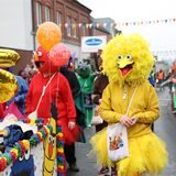 Riesenparty beim Umzug am Nelkendienstag durch Olfen.