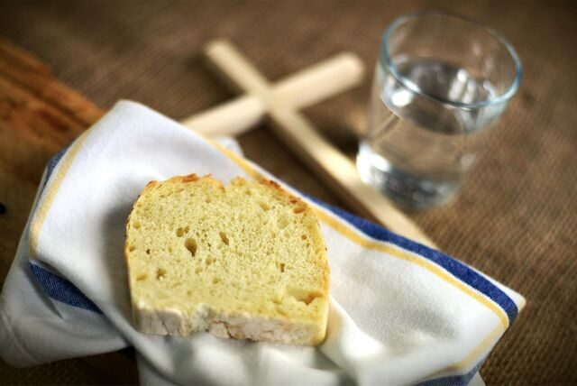 Brot, Wasser und ein Kreuz als Symbole der Fastenzeit.