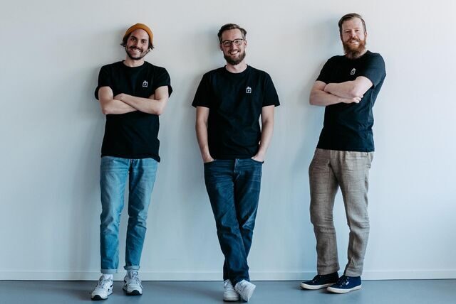 Die drei Macher hinter dem Startup Joos in Münster. Thomas Gösken (r.) und Fabian Zenses (l.) wollen dafür sorgen, dass Geld, das auf Online-Plattformen wie Youtube generiert wird, gerechter verteilt wird.