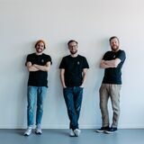 Die drei Macher hinter dem Startup Joos in Münster. Thomas Gösken (r.) und Fabian Zenses (l.) wollen dafür sorgen, dass Geld, das auf Online-Plattformen wie Youtube generiert wird, gerechter verteilt wird.