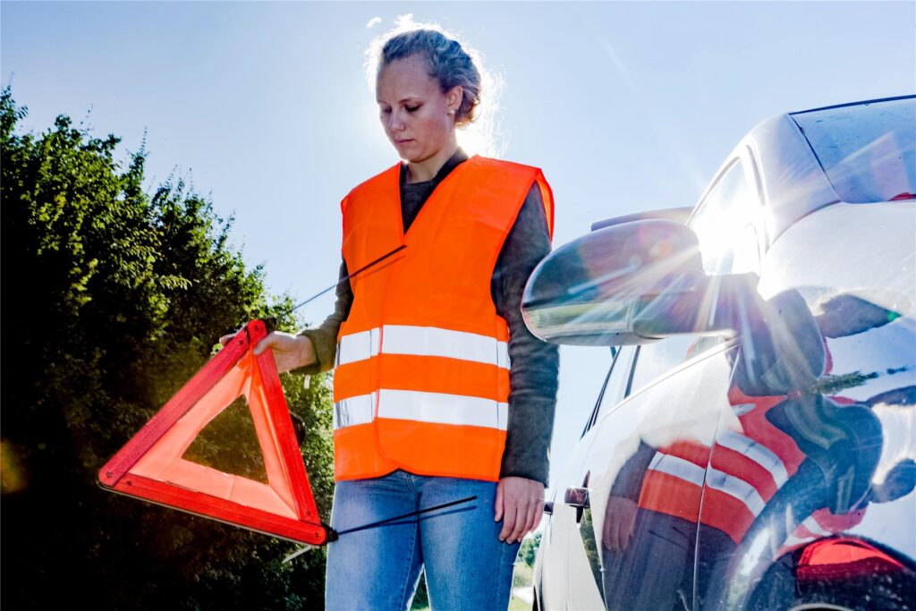 Wer eine Panne hat, muss das Warndreieck mit ausreichend Abstand zum Fahrzeug aufstellen, um den nachfolgenden Verkehr zu warnen.
