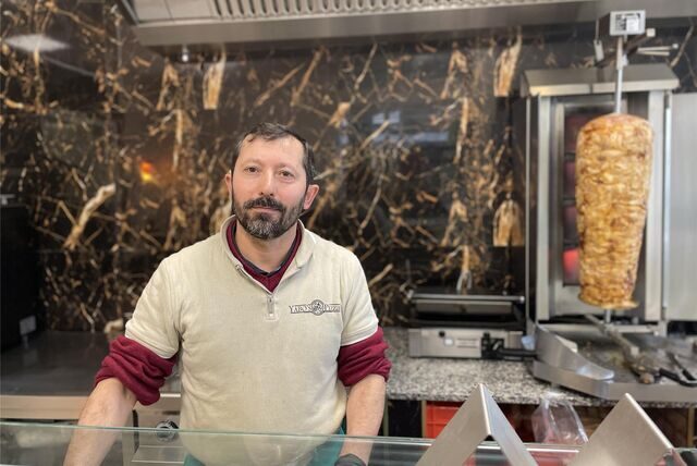 Betreiber Mehmet Celik steht hinter der Theke von „Yabo’s Pizza“. Das Restaurant verkauft Pizza, Pasta und Döner.