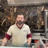 Betreiber Mehmet Celik steht hinter der Theke von „Yabo’s Pizza“. Das Restaurant verkauft Pizza, Pasta und Döner.