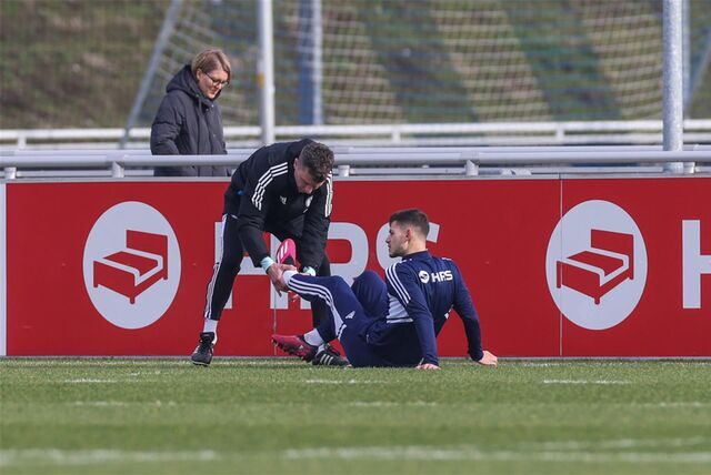 Linker Fuß macht Probleme: Kurz vor dem Ende der Trainingseinheit, musste Tom Krauß den Platz verlassen.