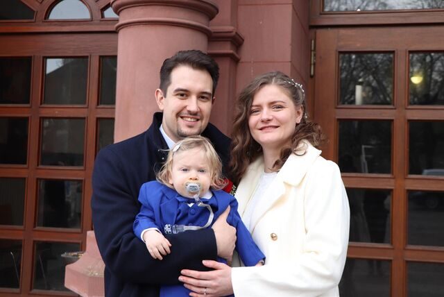 Stephan und Nedzla Lerche haben auf den Tag genau, drei Jahre nach ihrem Kennenlernen geheiratet. Mit dabei ihr Sohn Emil Alfred Lerche.
