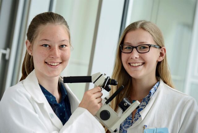 Zwei junge Frauen greifen zum Mikroskop – und „Jugend forscht“ wird immer weiblicher.