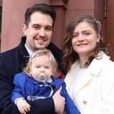 Stephan und Nedzla Lerche haben auf den Tag genau, drei Jahre nach ihrem Kennenlernen geheiratet. Mit dabei ihr Sohn Emil Alfred Lerche.