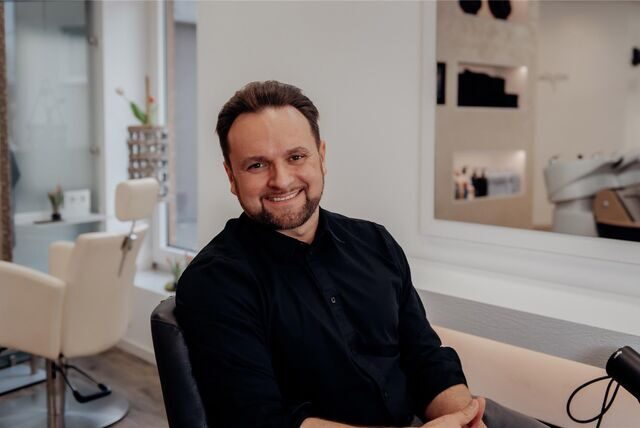 In Sebastian Keßlers Friseursalon können Kunden jetzt ganz besondere Termine buchen.