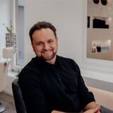 In Sebastian Keßlers Friseursalon können Kunden jetzt ganz besondere Termine buchen.