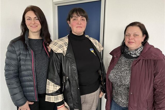 Mariia Kuliibaba, Olena Sobko und Hanna Cherniaha (v. l.) haben mit ihren Kindern in Marl eine neue Wohnung gefunden.