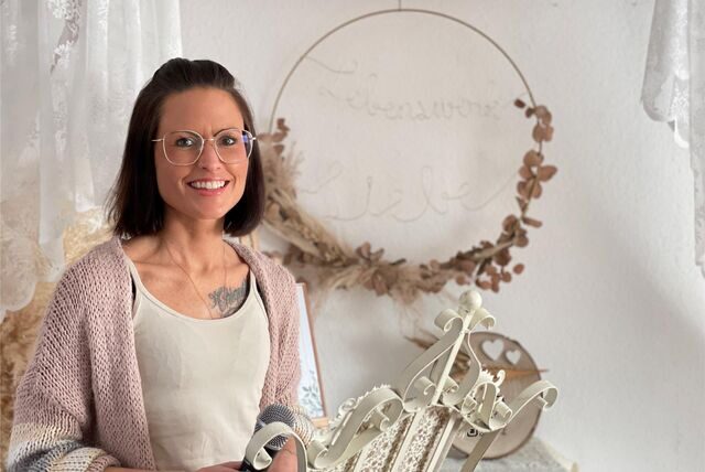 Die freie Traurednerin Nina Grüner in ihrem Arbeitszimmer von Lebenswerk Liebe.