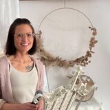 Die freie Traurednerin Nina Grüner in ihrem Arbeitszimmer von Lebenswerk Liebe.