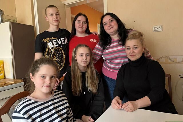 Sie sind vor dem Krieg aus Butscha und Irpin geflüchtet: Svitlana Syngaivskij (r.) mit ihren Kindern Bohdan und Polina (sitzend M.) und die drei Schwestern Alina (2.v.r.), Anna (Mitte) und Lisa (sitzend l.).