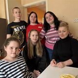 Sie sind vor dem Krieg aus Butscha und Irpin geflüchtet: Svitlana Syngaivskij (r.) mit ihren Kindern Bohdan und Polina (sitzend M.) und die drei Schwestern Alina (2.v.r.), Anna (Mitte) und Lisa (sitzend l.).