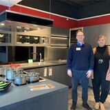 Geschäftsführer Marc-Michael Rohde und die Angestellte Claudia Marczian präsentieren eine Stone-Art-Küche.