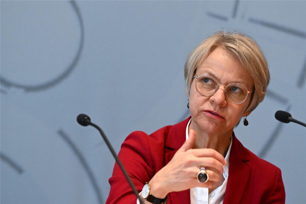 Dorothee Feller (CDU), Schulministerin von Nordrhein-Westfalen, spricht während einer Pressekonferenz. Dorothee Feller (CDU), Schulministerin von Nordrhein-Westfalen, spricht während einer Pressekonferenz.