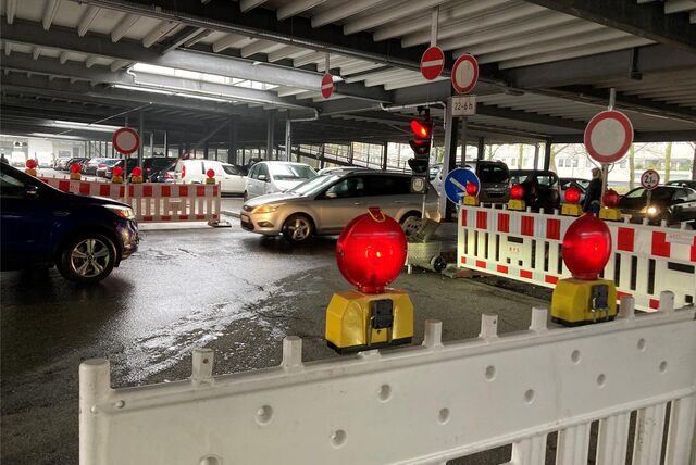 Aufgrund von Sanierungsarbeiten sind mehrere Einfahrten unter dem Parkdeck von Kaufland gesperrt.