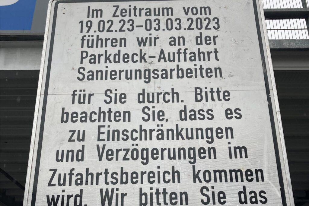 Dieses Schild am Eingang zum Stern-Parkplatz informiert Autofahrer über die Sanierungsarbeiten. Es ist schnell übersehen. Dieses Schild am Eingang zum Stern-Parkplatz informiert Autofahrer über die Sanierungsarbeiten. Es ist schnell übersehen.
