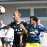 In einem Bezirksliga-Derby duellieren sich die Spvg Schwerin (gelbe Hosen) und die SG Castrop (dunkle Trikots).