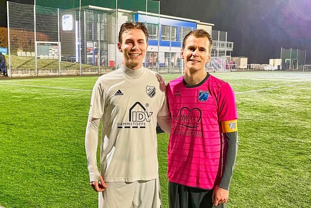 Spielten gegeneinander: die Brüder Linus Budde (l) im Trikot des FC Frohlinde II und Moritz Budde (r), der Kapitän des SV Wacker Obercastrop II.