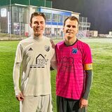 Spielten gegeneinander: die Brüder Linus Budde (l) im Trikot des FC Frohlinde II und Moritz Budde (r), der Kapitän des SV Wacker Obercastrop II.