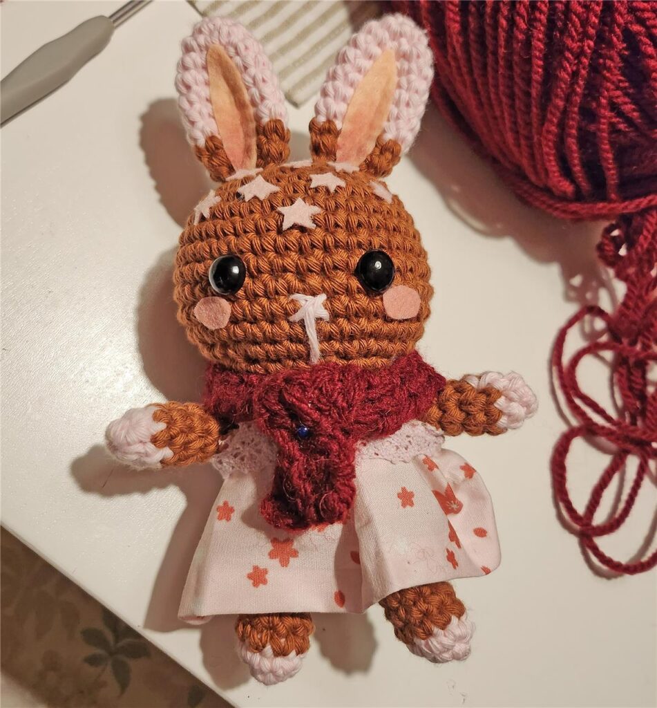 aus wolle hergestellter hase