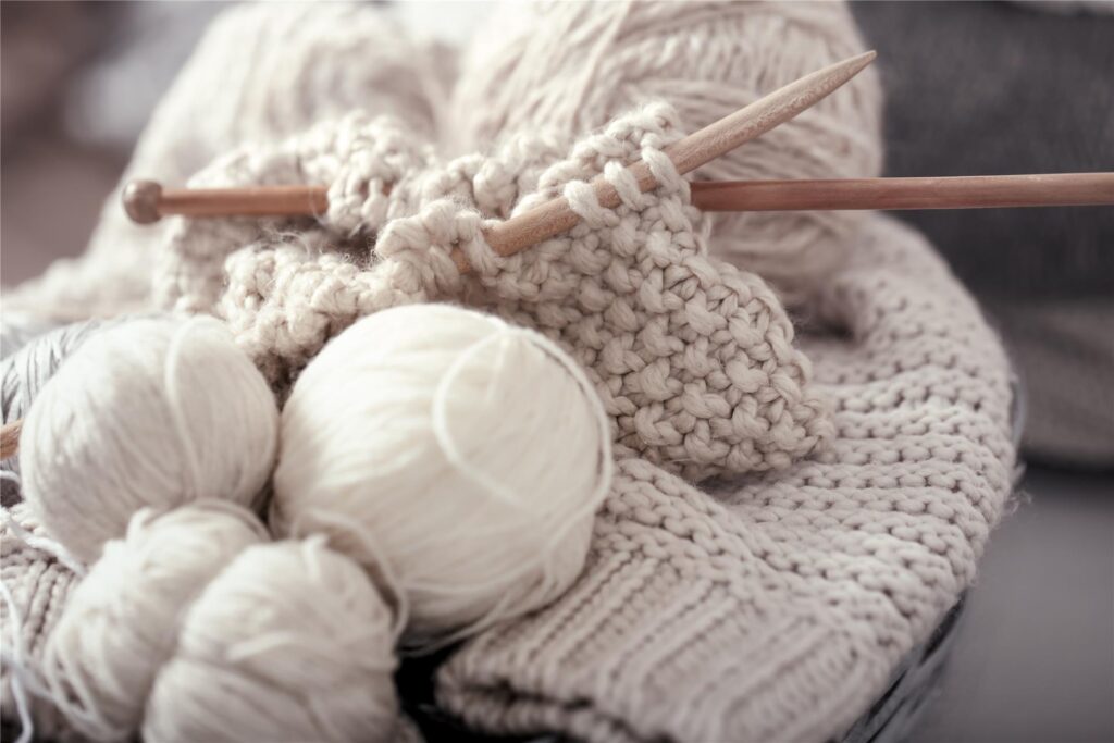weißer pullover der aus wolle hergestellt wird