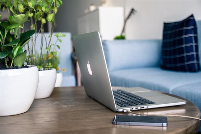 iphone und macbook auf einem tisch