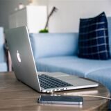 iphone und macbook auf einem tisch