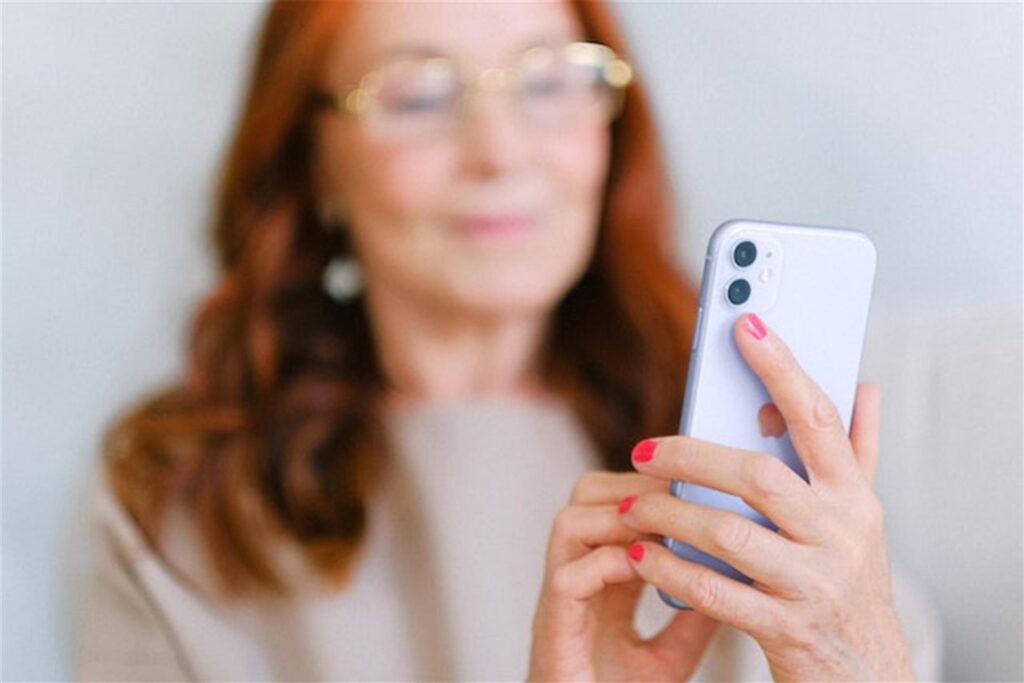 frau hat ein iphone in der hand frau hat ein iphone in der hand